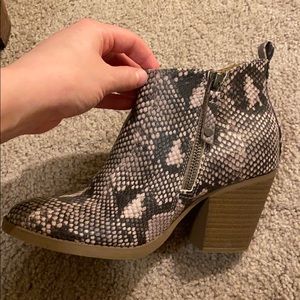 Universal thread snake skin booties